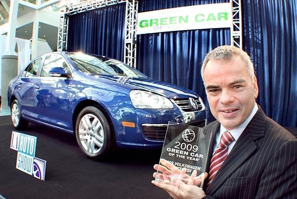 Stefan Jacoby, Amerika-Chef von Volkswagen, mit der Auszeichnung "Green Car of the Year 2009" für den Volkswagen Jetta TDI. Foto: UnitedPictures